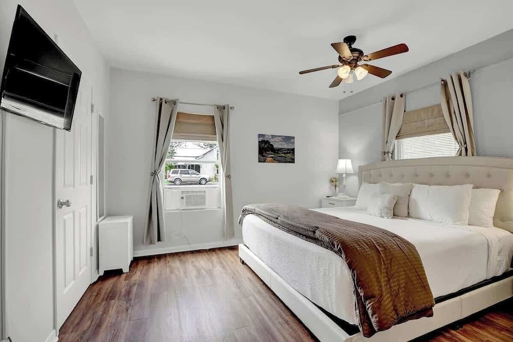 Gorgeous Bluebonnet House With Deck and Fire Pit