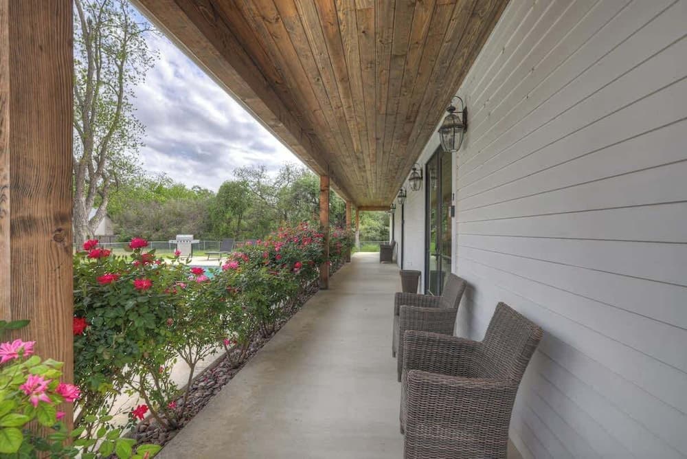 Schubert Inn Suite-b With Pool & Grill - Walk to Main