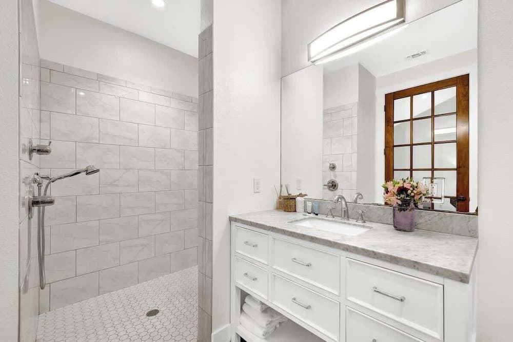 Schubert Inn Suite-b With Pool & Grill - Walk to Main