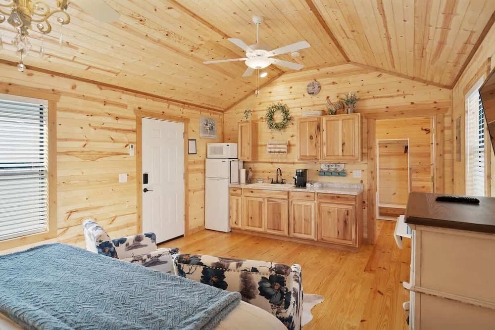 Stunning Cabin Right on Main St!