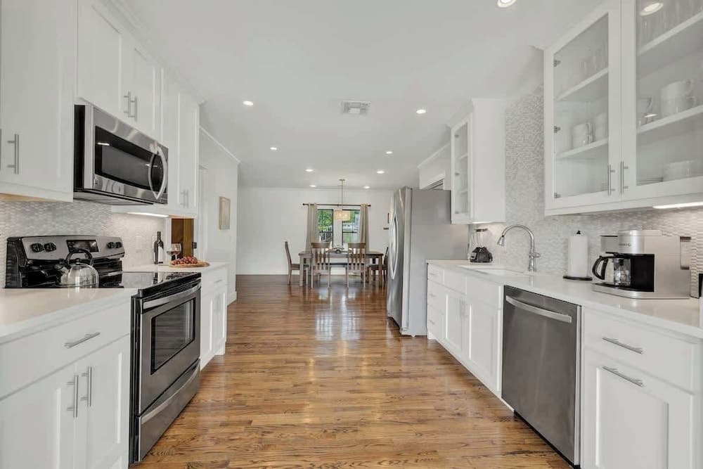 Schubert Inn-main With Pool and Grill - 2blks to Main