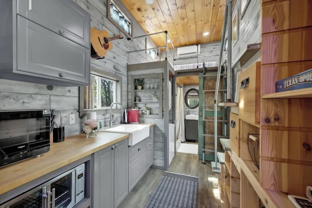 Willie the Modern Tiny Home W/hot-tub & Firetable