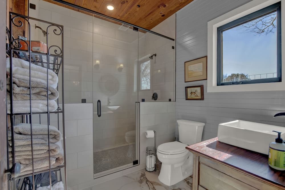 Luxury Cabin-right Across From Albert Dance Hall!