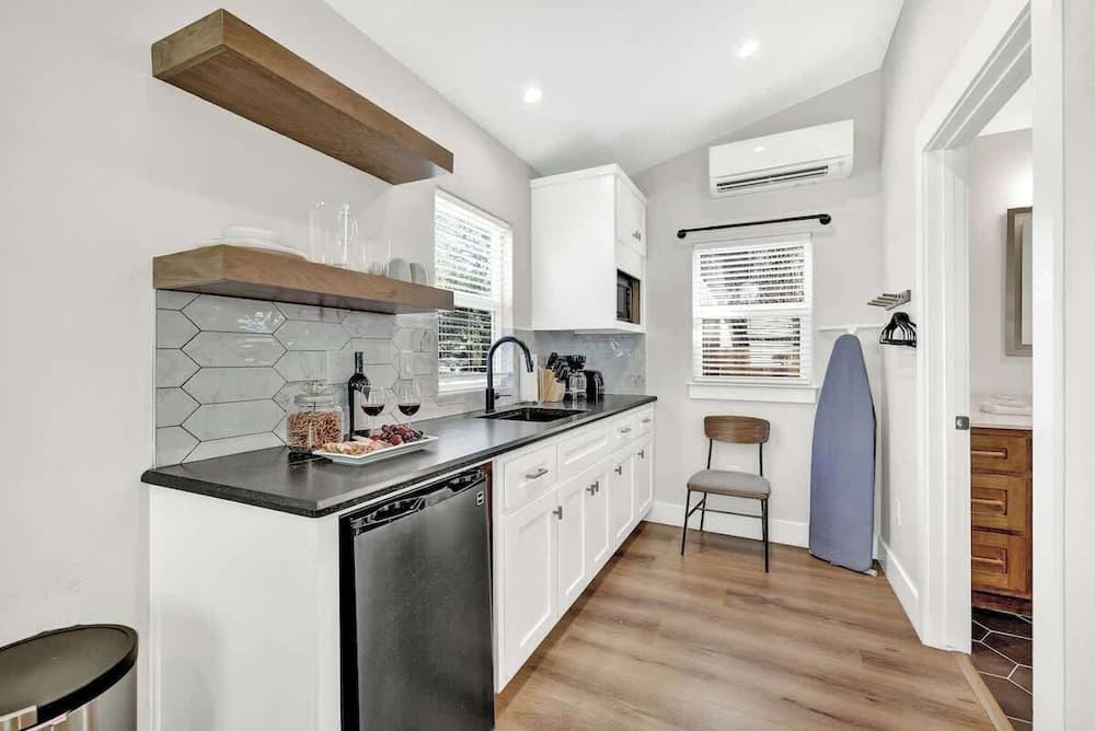 The Grove B Stylish Cottage - Walk to Main