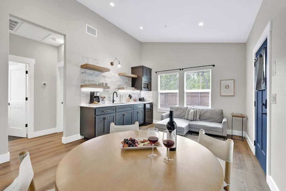 The Grove E With Hot Tub & King Bed - 2 Blks to Main