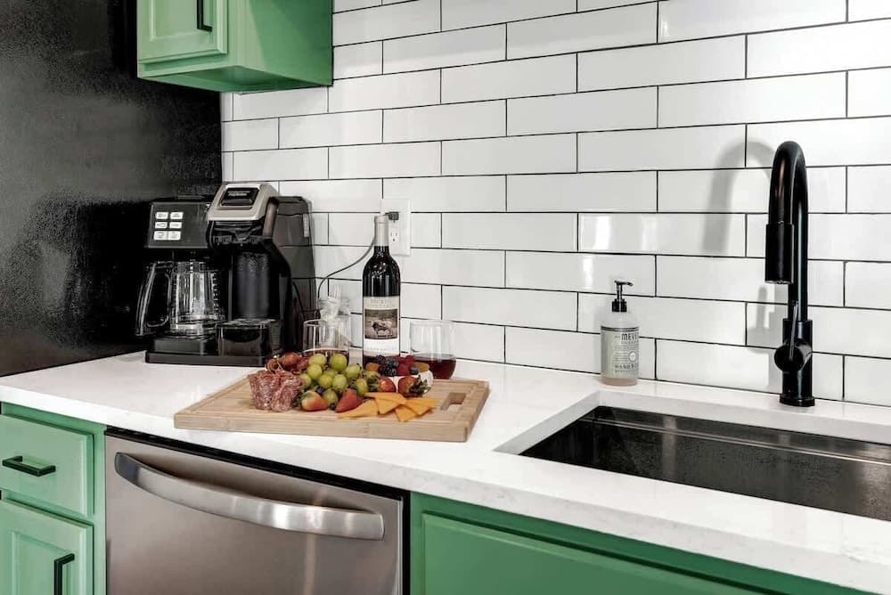 Waylons House-hot Tub Shared Party Barn With Games