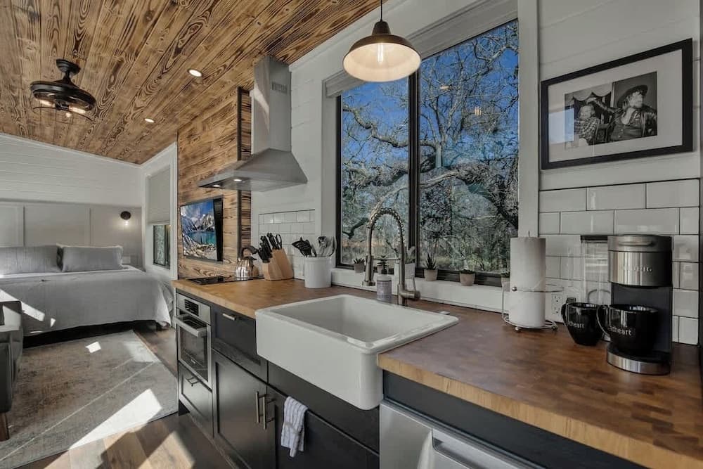 Waylon-hot Tub and Fire Table!