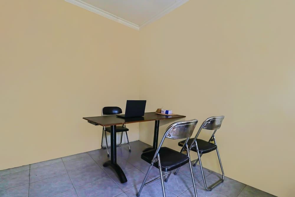 OYO 90809 Homestay Black Pink Merah Jambu Syariah