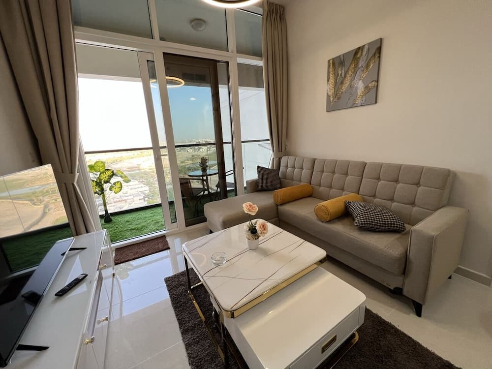 Master piece - Lush Green Oasis With Balcony With Stunning Views