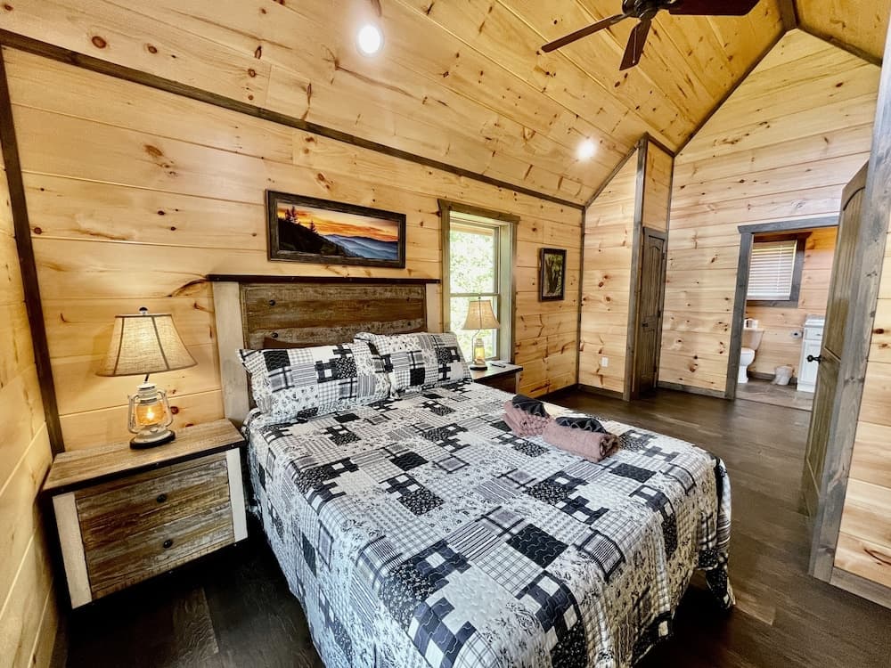 Bearly Behaving 2 Bedroom Cabin by RedAwning