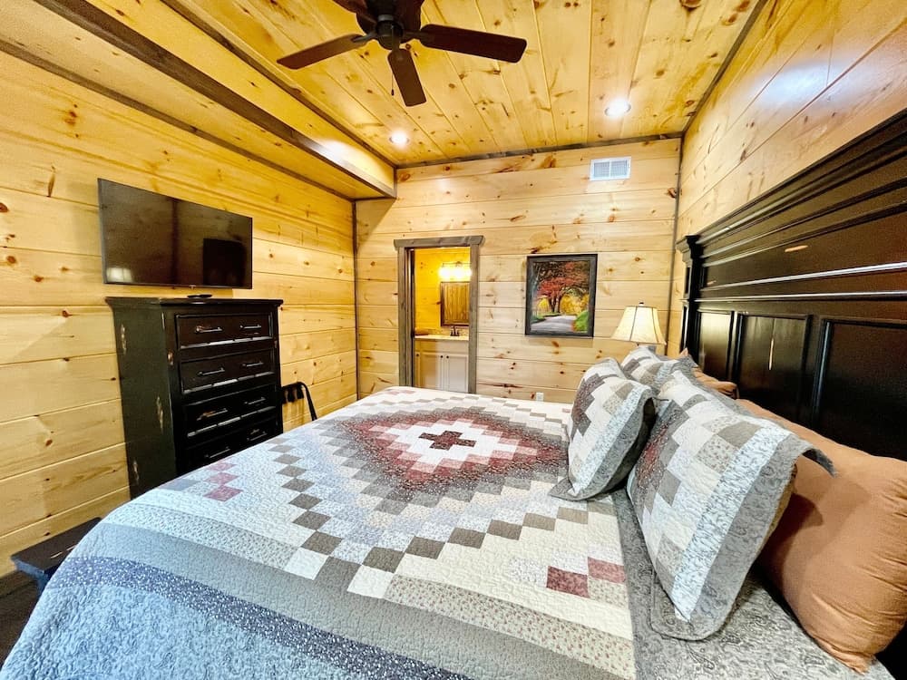 Bearly Behaving 2 Bedroom Cabin by RedAwning