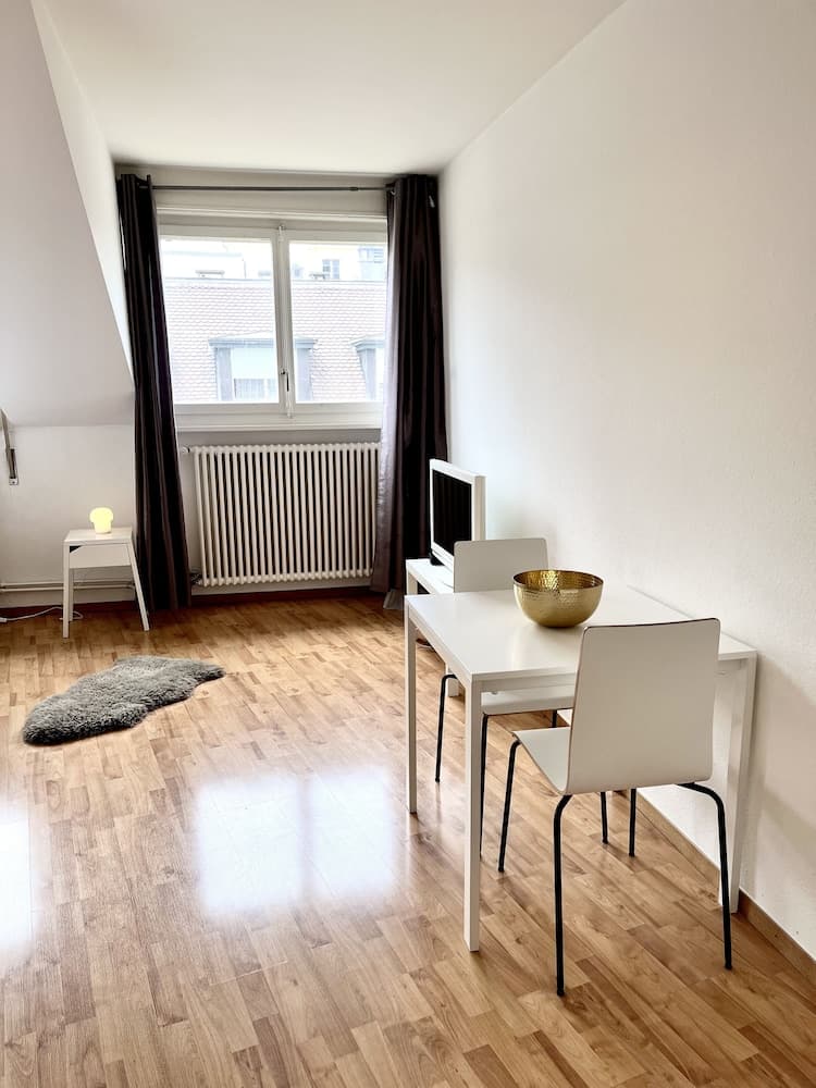 Yooneet Boutique Studio 2' Train Station