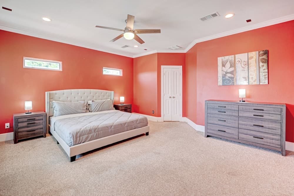 Vibrant Haven With Rooftop Patio