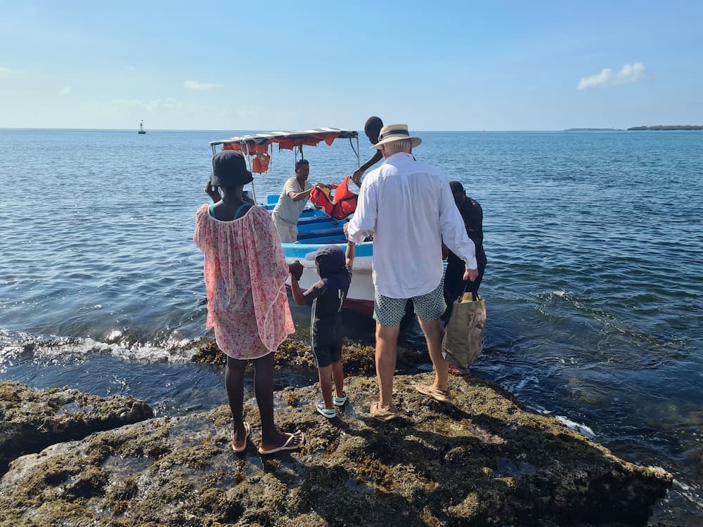 Room in Guest Room - Dolphin Suite 40 m2 in Villa 560 m2, Indian Ocean View