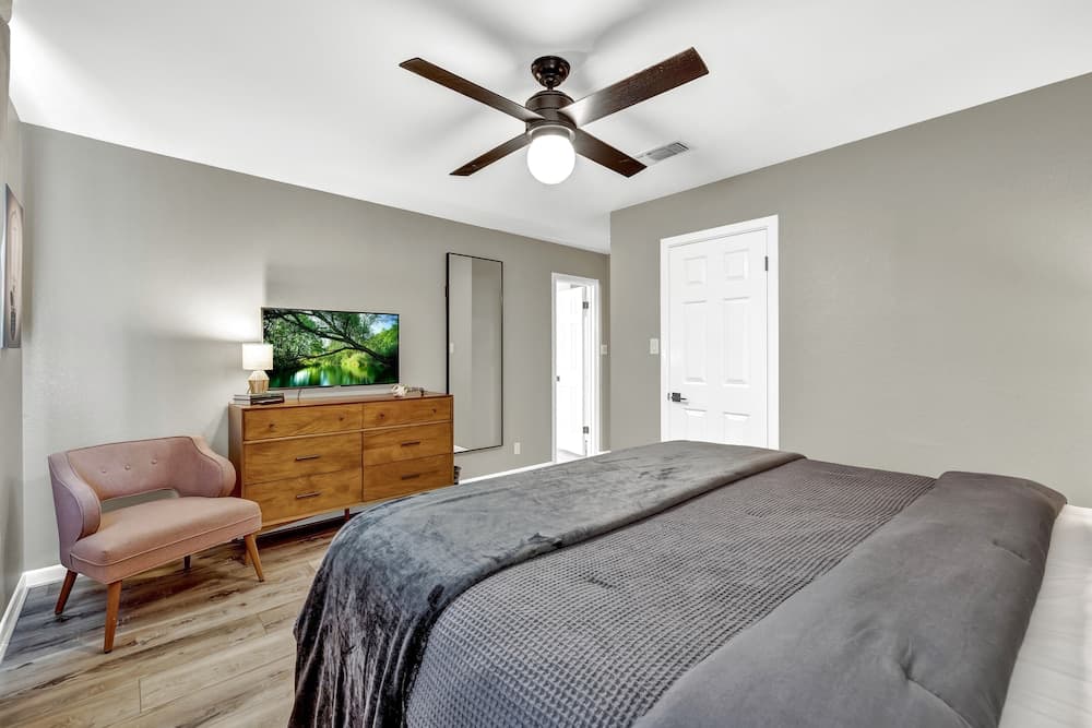 Amazing Haus With Fire Pit! - 2 Mins to Main St!