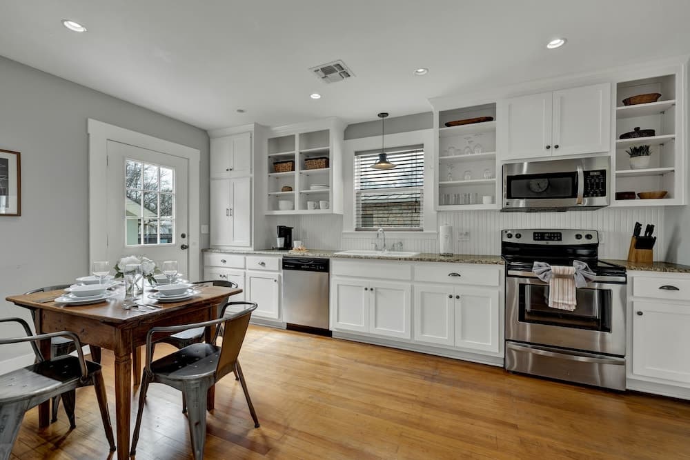 Charming Bungalow With Spa! Close to Main St!