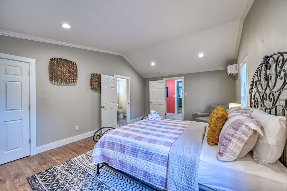 Just Peachy: Hot-tub, 8 Blocks to Main St