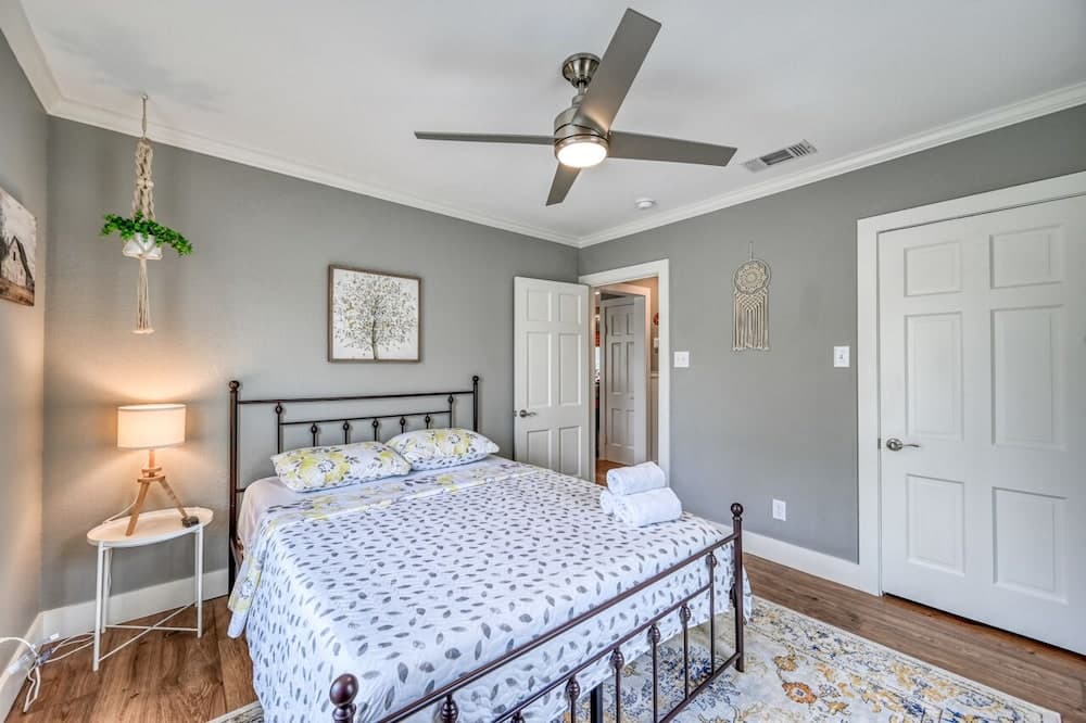 Just Peachy: Hot-tub, 8 Blocks to Main St