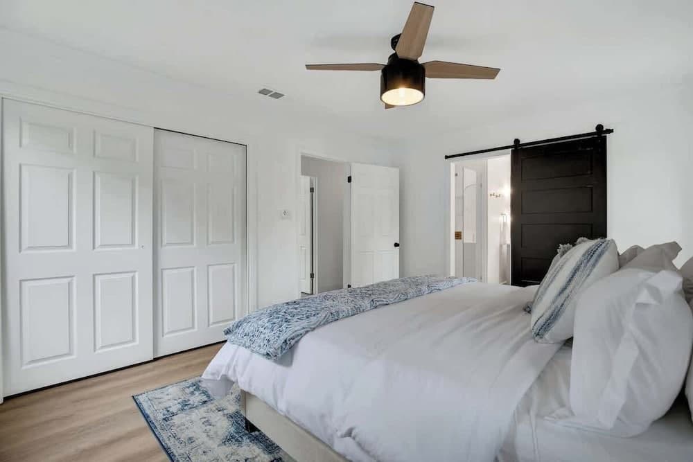 Bubbles on Bowie Walk to Main St