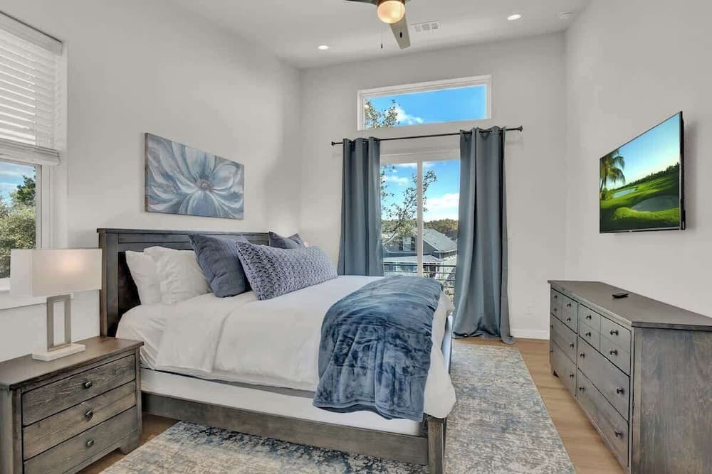 Stunning Lake Home With Pool-beach-gym-boat Access