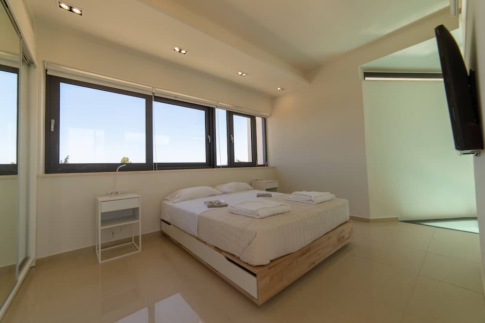 Luxury Villa Mirror - 200meters From The Beach!