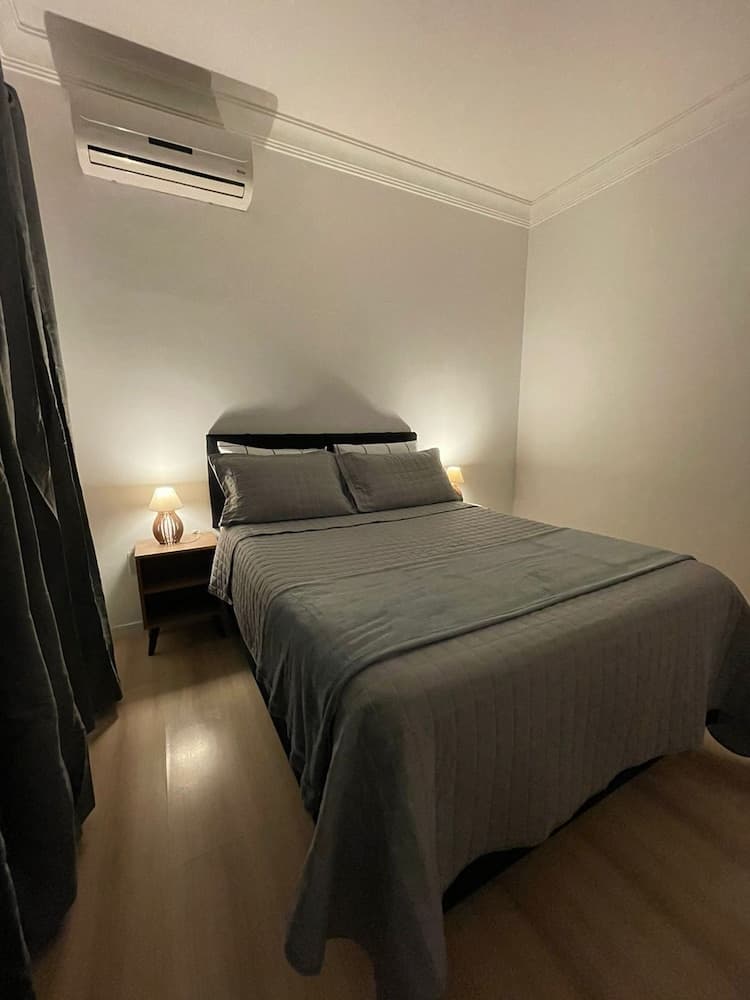 AMPLO APARTAMENTO UM POR ANDAR