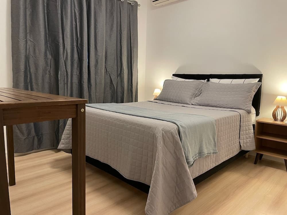 AMPLO APARTAMENTO UM POR ANDAR