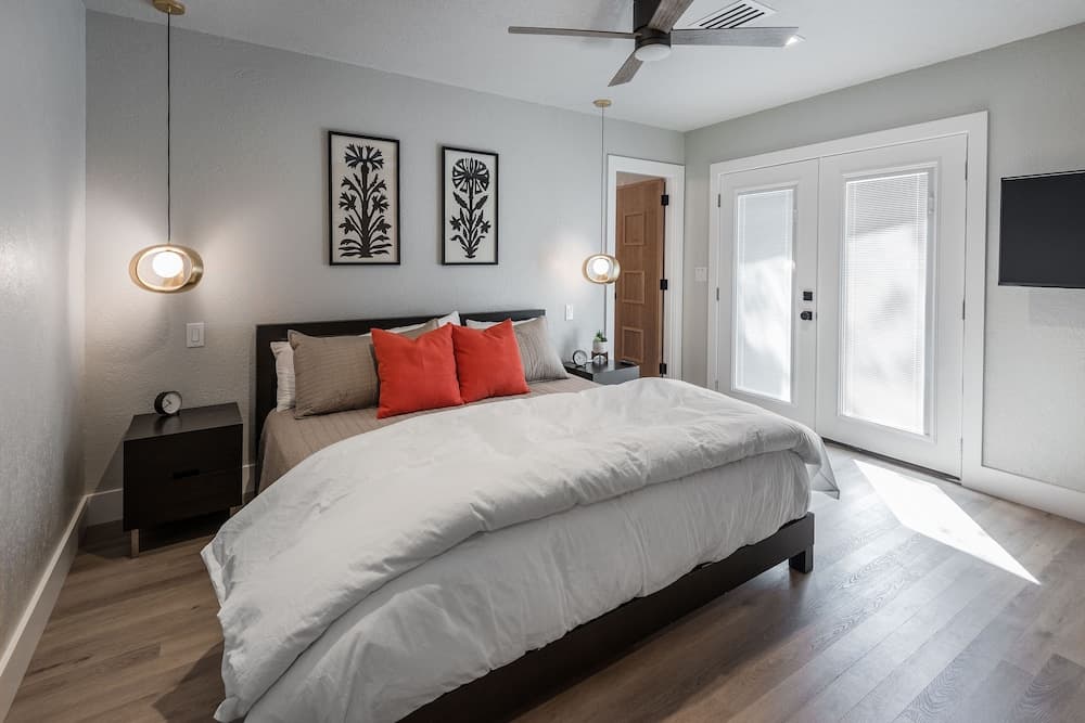 Mid-century Home 3blk to Mainst