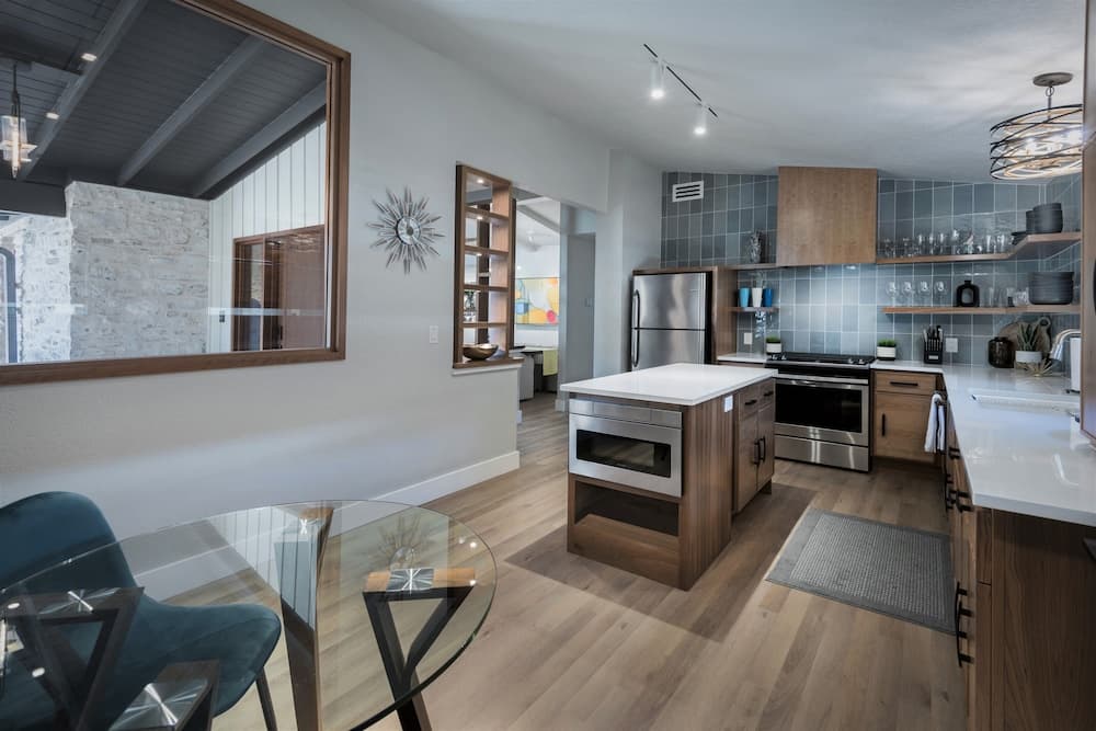 Mid-century Home 3blk to Mainst