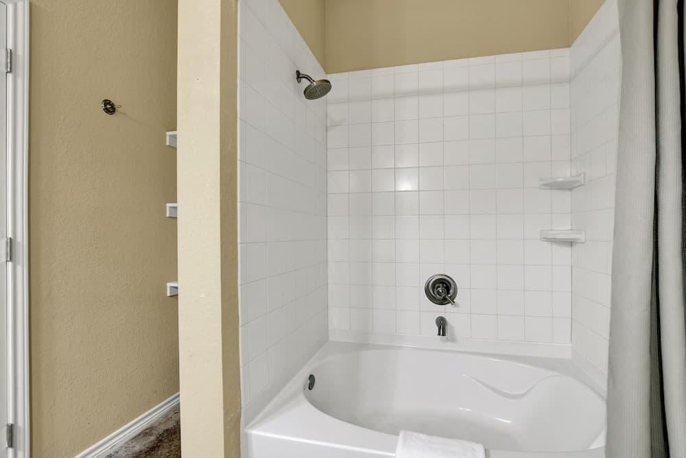 Romantic Oasis With Hot Tub Near Fred and Wineries!