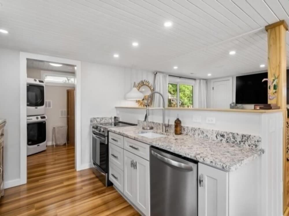 Lil Pearl 2 Bedroom Bungalow by RedAwning