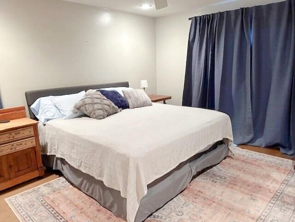 G Cookie's House 3 Bedroom Home by RedAwning