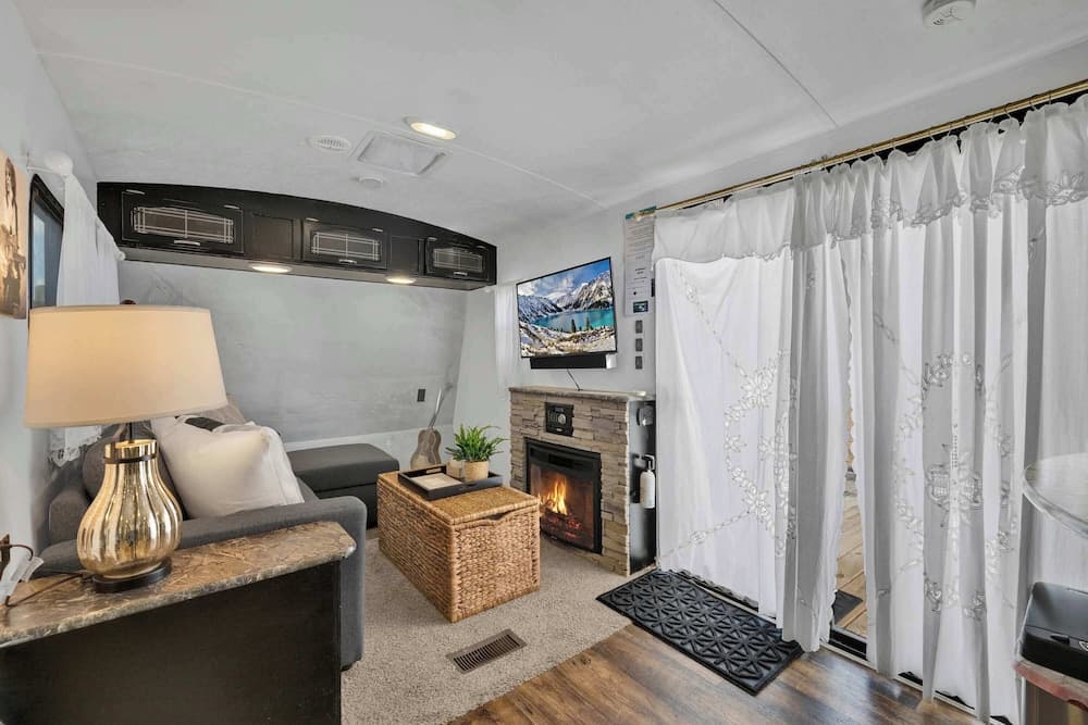 Lucinda Luxury RV With Hot Tub