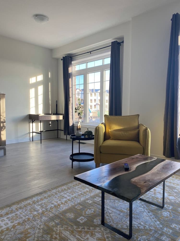 Luxurious Town House With x2 Cars Garage No01