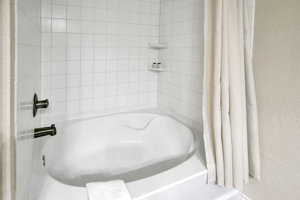 Cozi Cottage With Hot Tub! - 2 Min to Wineries!