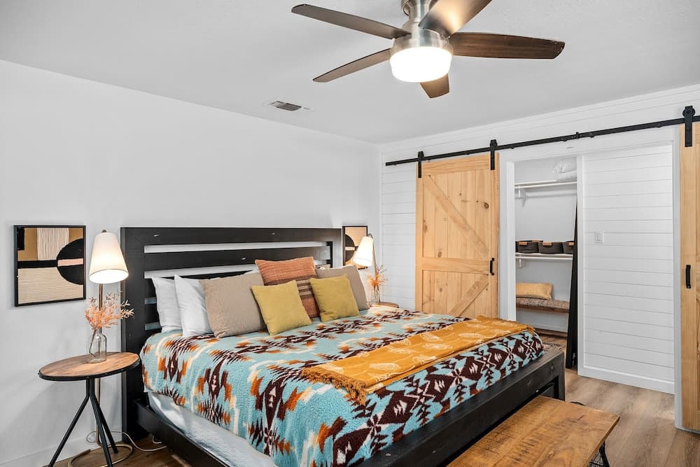 Gorgeous Haus With Outdoor Bar Room and Fire Pit!