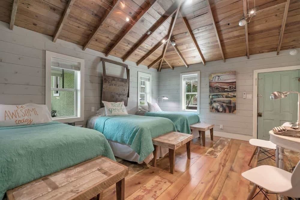 Clover Haus 2 Blks to Main St With Pool and Spa!