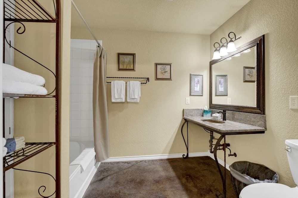 Romantic Private Cabin With Hot tub 10 Mins to Fred!