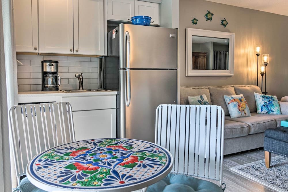 1 Mi to Lake Lure: Mtn-view Studio w/ Balcony!