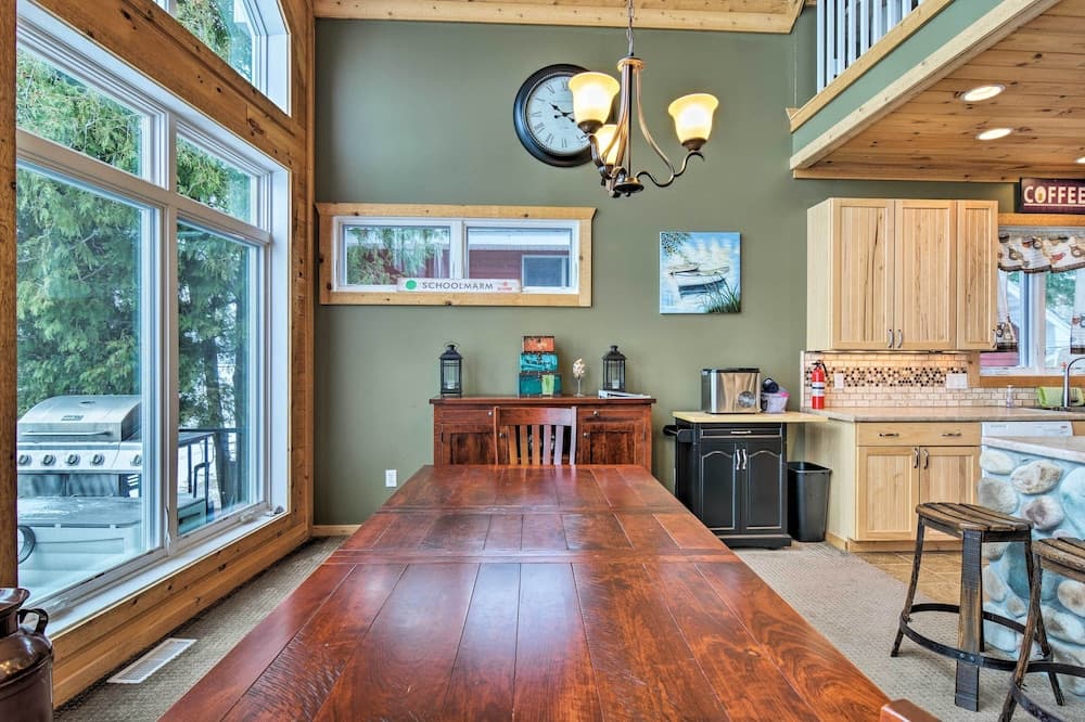 Family-friendly Lake Mitchell Oasis: Hike & Ski!