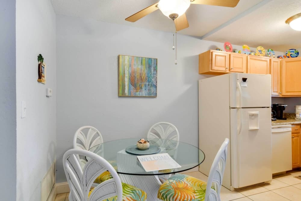 < Half-mi to St. Pete Beach: Condo w/ Pool!