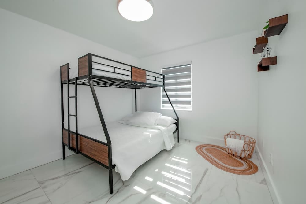 Maggie Home In Kendall - Pool And Tiki Bar