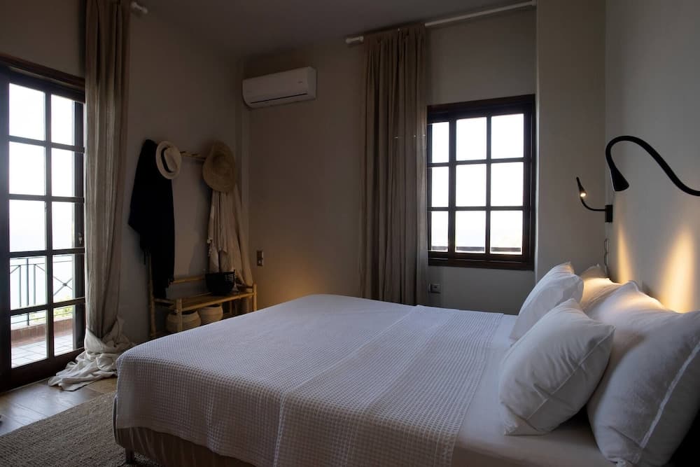 Luxury Seaview Apartment, 1min Walk From Beach!