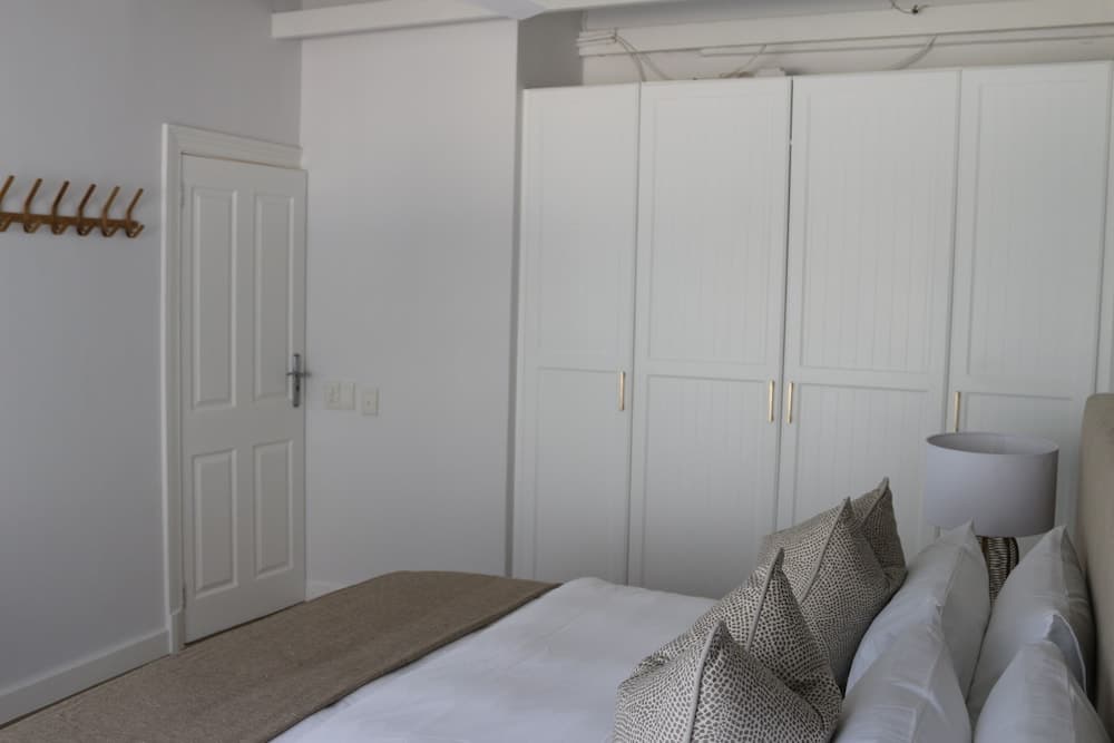 Camps Bay Holiday Home - Walk to the Beach