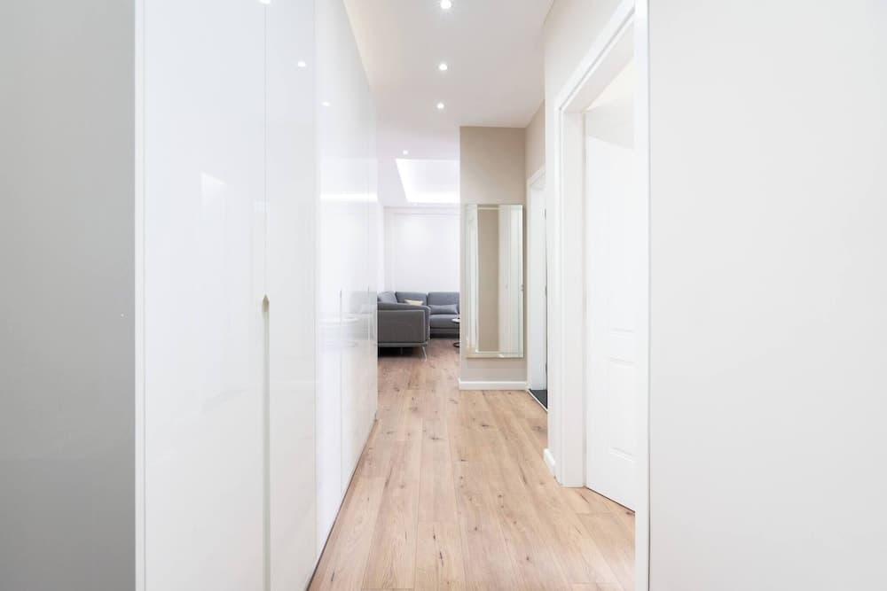 Top Floor Condo Close To Town Center And The Beach