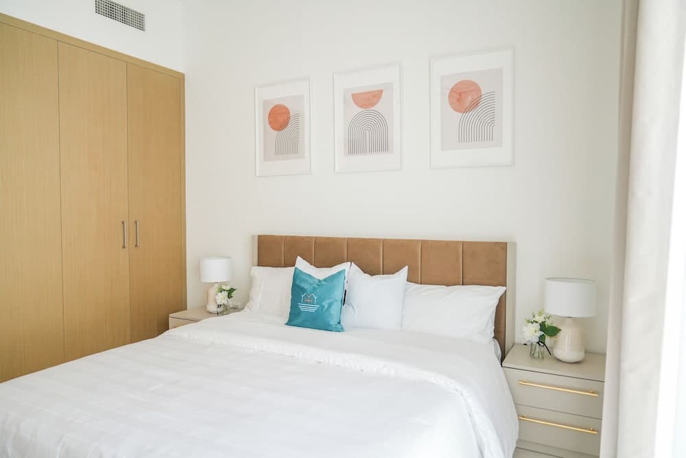 Yogi - Elegant Apartment With Balcony Amidst Vibrant Area