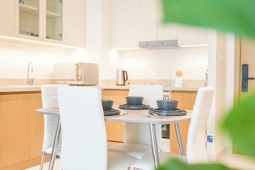 Yogi - Elegant Apartment With Balcony Amidst Vibrant Area