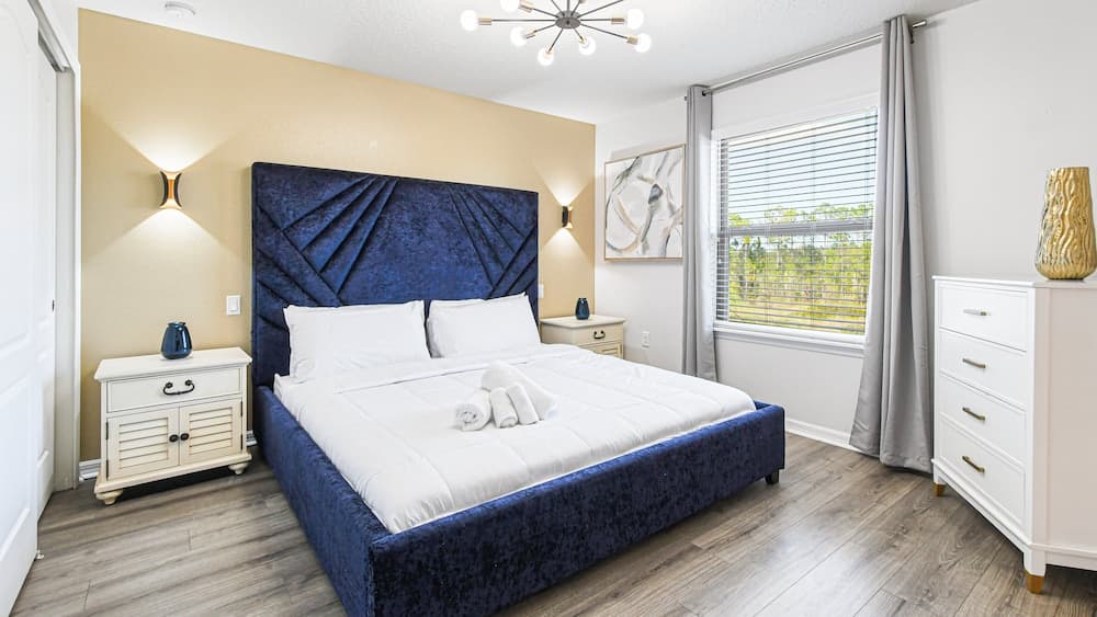 Family Fun: Pool, Spa & Theme Parks Nearby