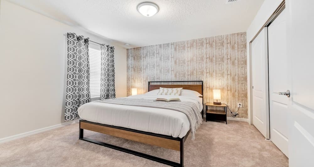 Luxurious 7-bedroom Solterra Home With Pool & Game