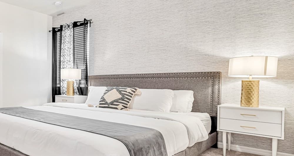 Luxurious 7-bedroom Solterra Home With Pool & Game